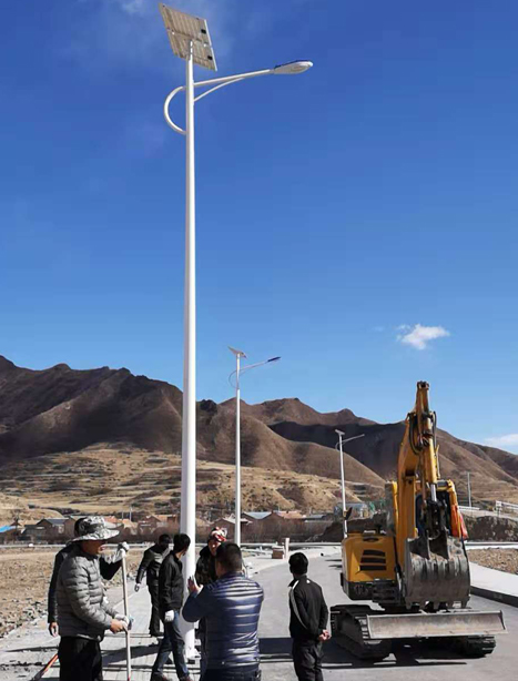 甘南碌曲10米双湖太阳能路灯项目